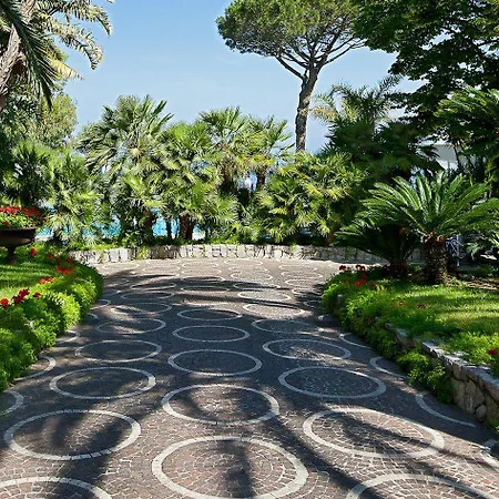 Готель Grand Riviera